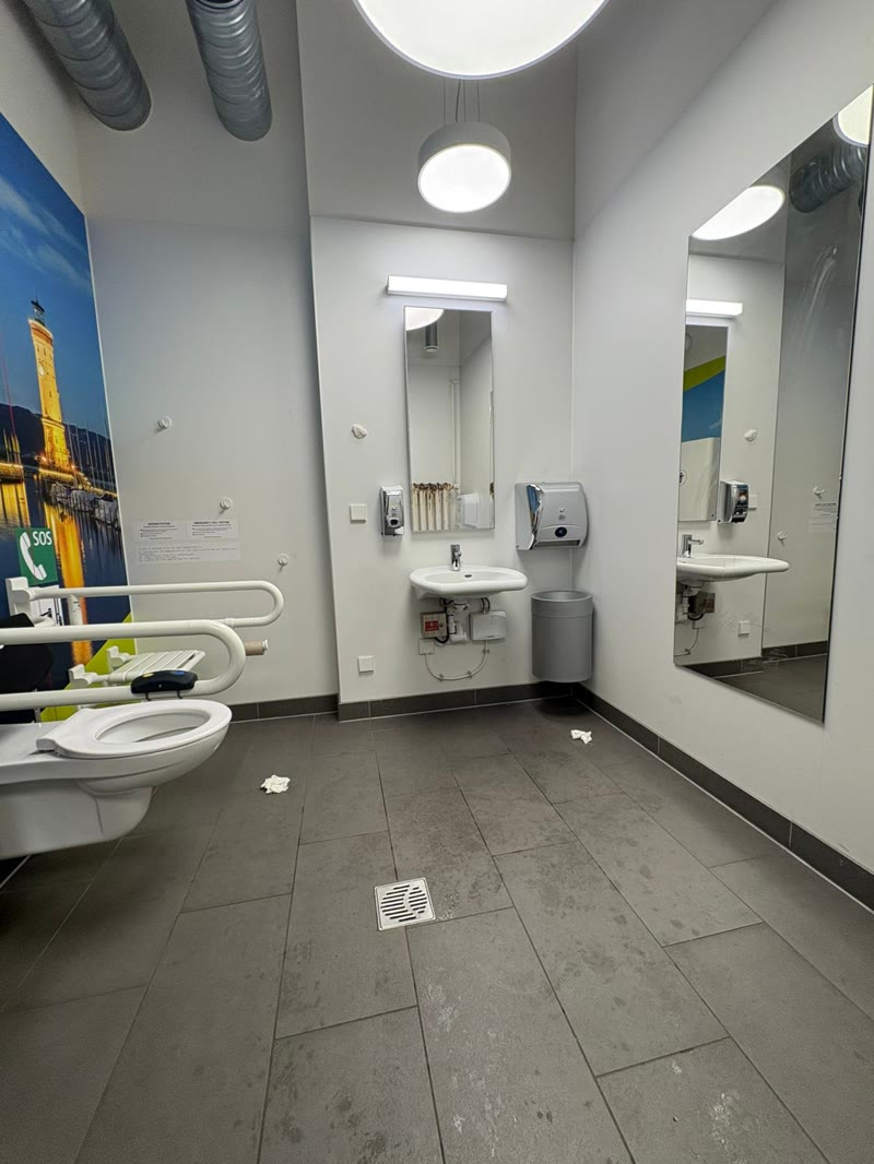 Sanitärbereich vor der Reinigung